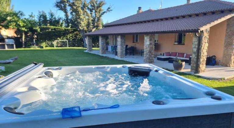 House with pool & jacuzzi in Ávila