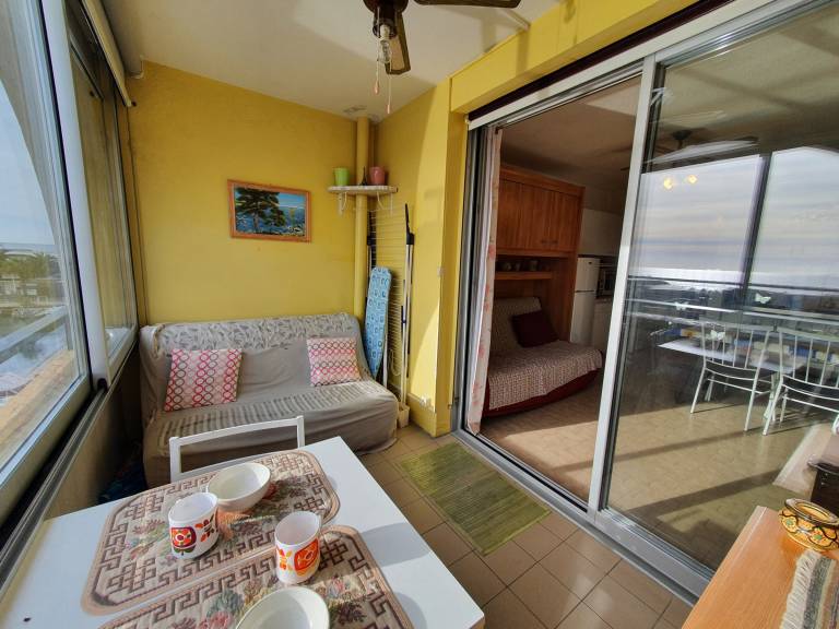 Seafront 1-Bedroom with Parking, Near Beach & Shops — photo 5
