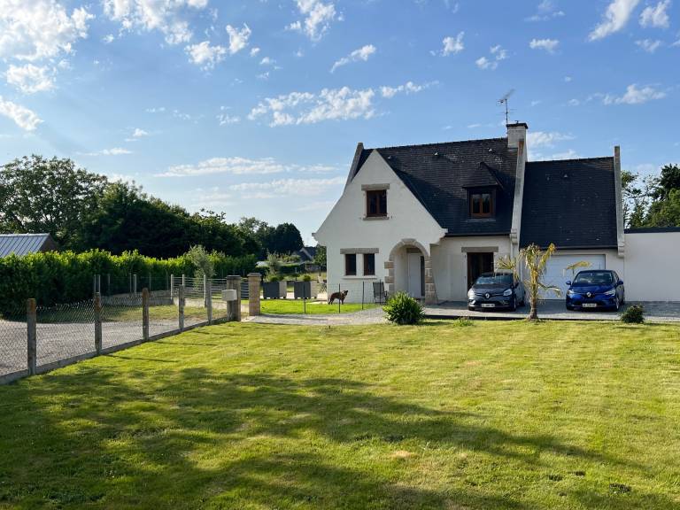Children-friendly house with fast internet, patio & grill | Garden view | Perfect for remote work | Pets are welcome in Dinan