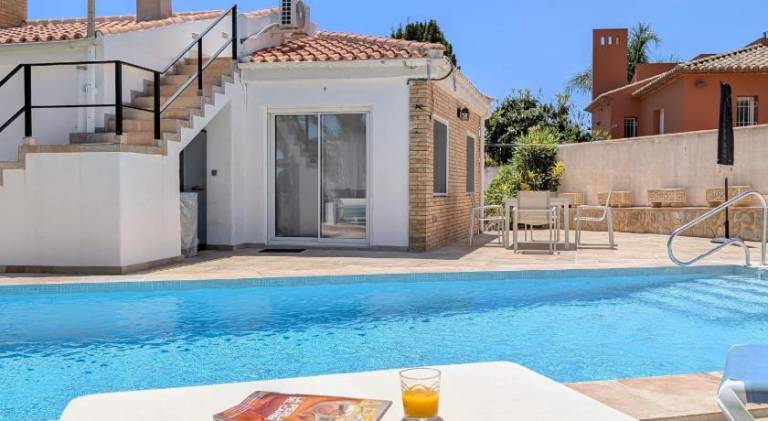 Villa with private pool, terrace & yard | Good for workation | Pets allowed in Benidorm