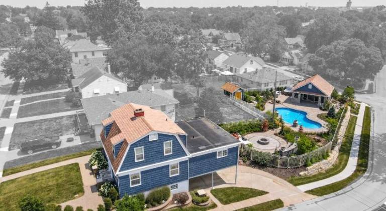 Vacation home with hot tub & pool in Omaha, NE