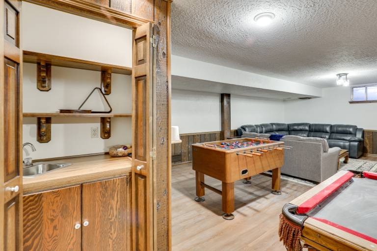 3,000-Sq-Ft Group Getaway w/ Pool Near Kansas City — photo 3