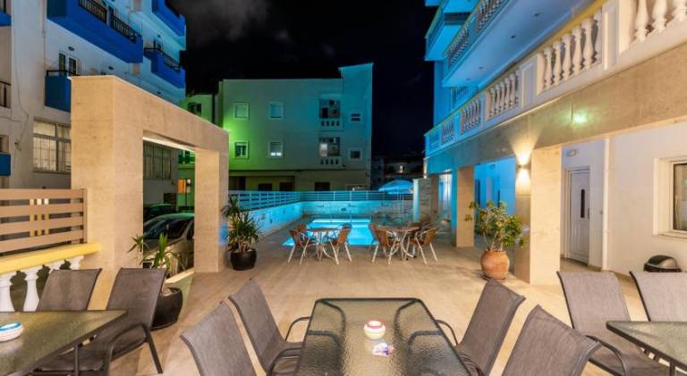 Serviced apartment with pool & patio | Next to the beach | Pet-friendly — photo 2