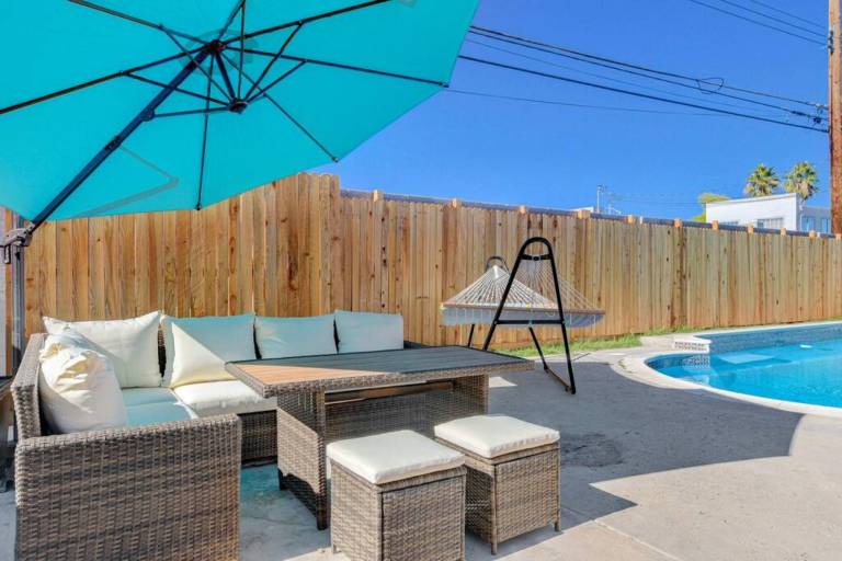 Lady Luck Oasis 5 Mi to Strip! Amazing Pool! — photo 5
