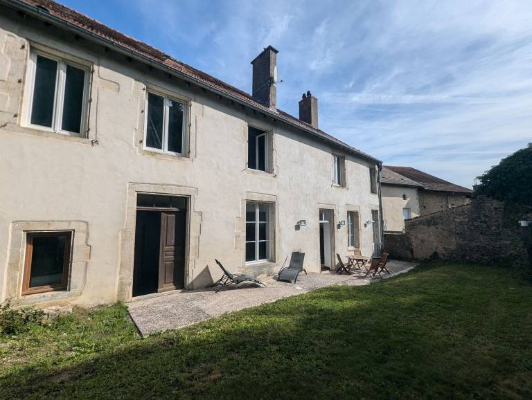 Charming gite with patio & yard | Pets allowed in Chaumont