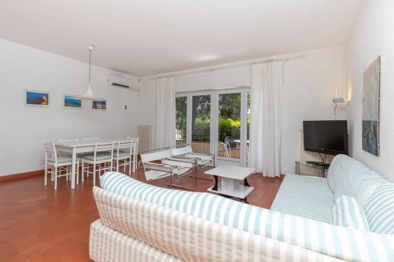 Rental apartment with yard & pool — photo 4