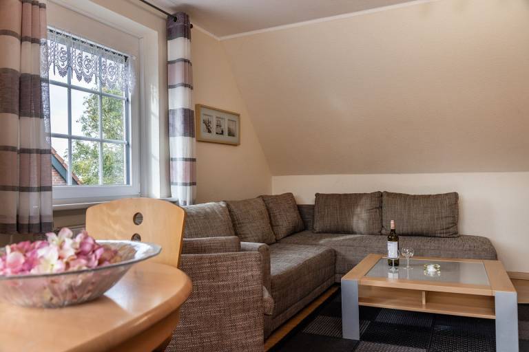 Komfortabel und hell: Die einladende Oberwohnung von ca. 60 qm liegt direkt am Deich. Die 2 Schlafzimmer erstrecken sich über 2 Etagen. Auf dem windgeschützten Balkon können Sie die Ruhe genießen. — photo 2