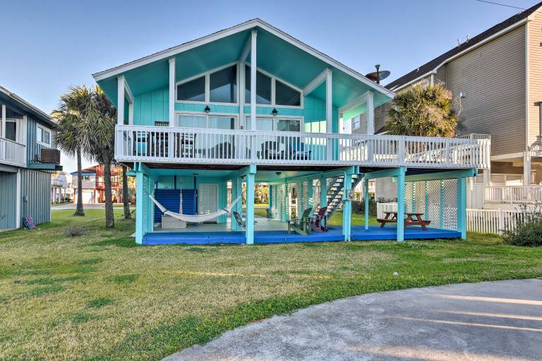 Stroll to Galveston Beach: Home w/ Outdoor Oasis in Galveston, TX