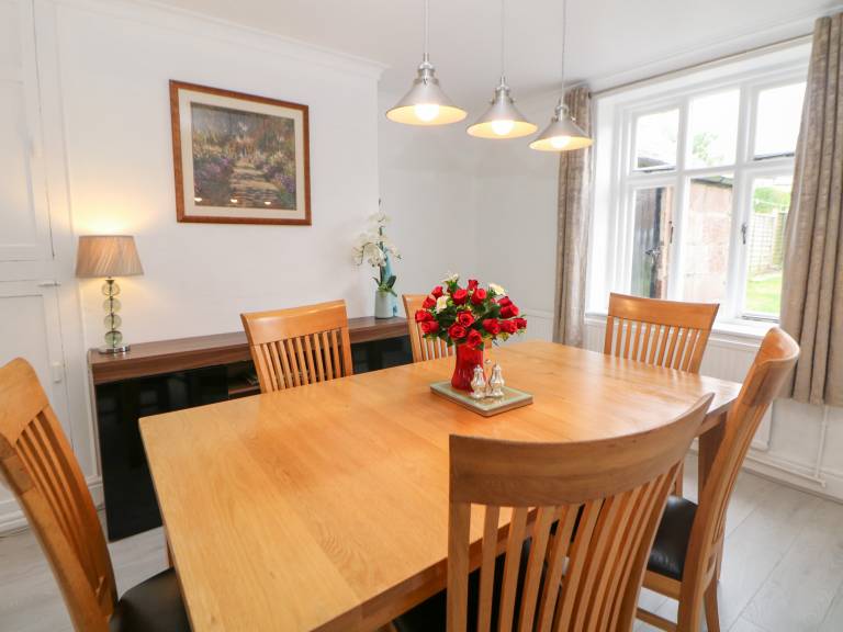 Cottage with garden — photo 4