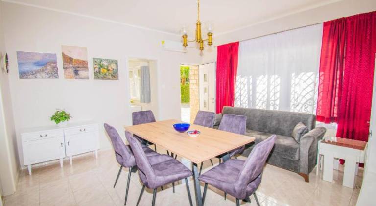 Holiday apartment with terrace & yard in Opatija
