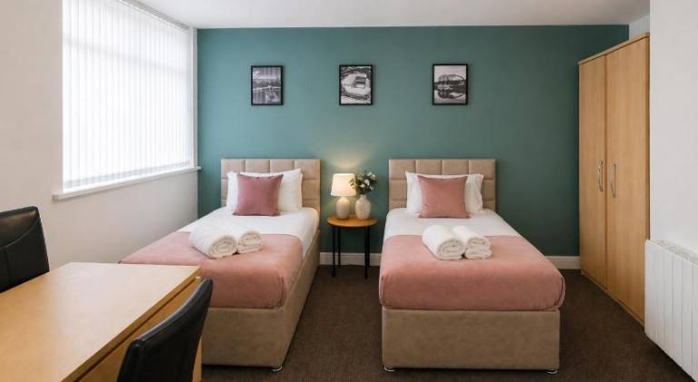 Spacious, Modern and stylish three bedroom home, perfect for work, leisure and contractors, 5 mins — photo 2