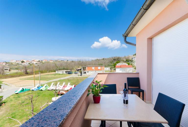 Apartment with garden, terrace & barbeque | Garden view — photo 3