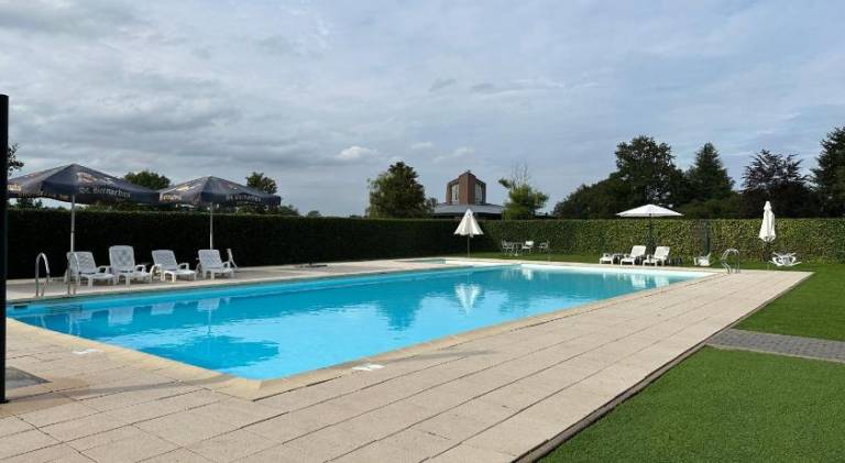 Vacation home with pool, jacuzzi & barbeque — photo 4