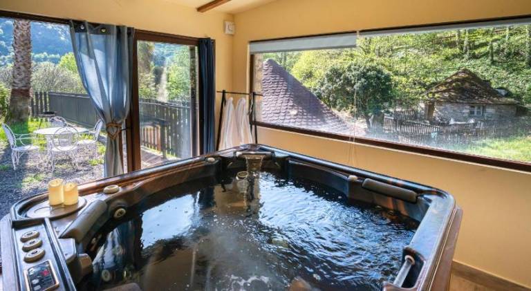 House with pool, garden & patio | Pets allowed — photo 3
