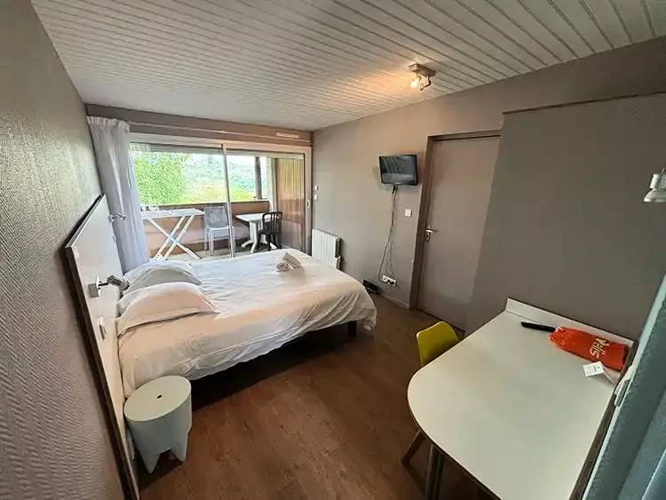 Vacation home with patio | Pet-friendly — photo 3