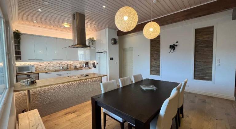 Stunning 5BR 16 Bed Home with Finnish Sauna & Jacuzzi 340 m2 — photo 3