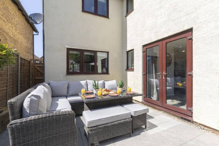 Stunning Five Bed Detached Home with Hot Tub — photo 4