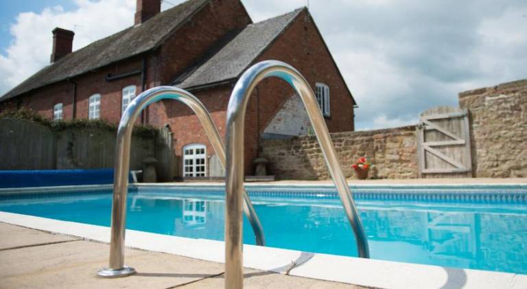 House with pool — photo 2