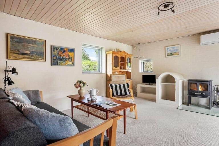 Vacation home with grill, yard & patio — photo 2