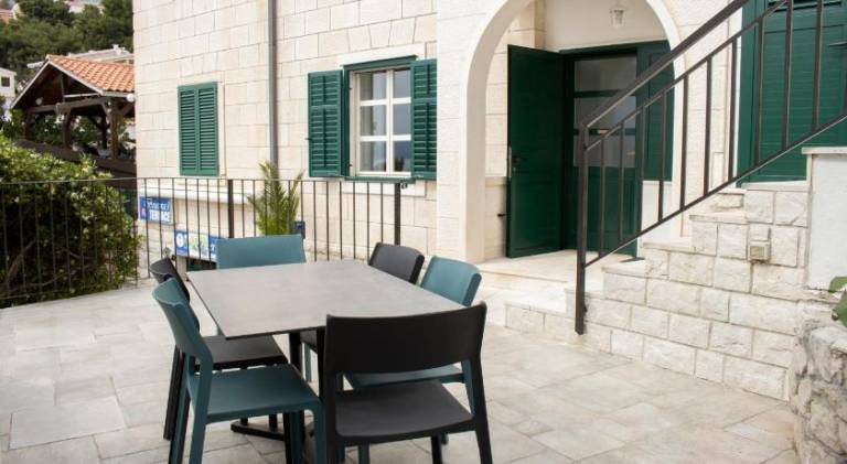 Apartment with garden & terrace — photo 5