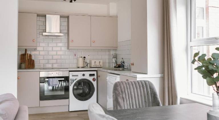 Luxurious 2 Bedroom City Centre Apartment Walking Distance to Everything Sleeps 6 — photo 4