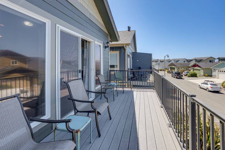 Steps to Shore: Home w/ Hot Tub in Gold Beach — photo 2