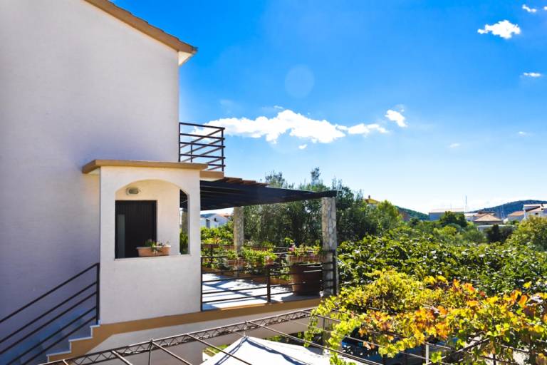 Holiday apartment with barbeque, patio & garden in Sibenik
