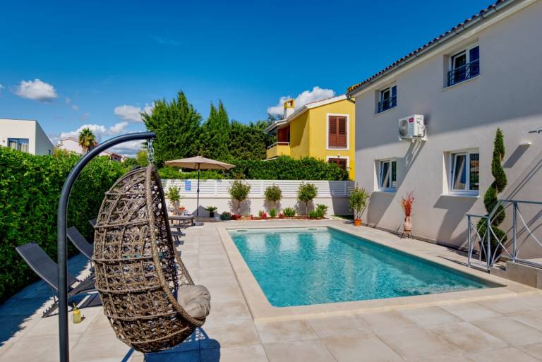 Villa with yard, private pool & grill — photo 3