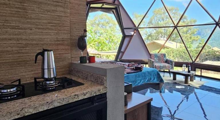 Lodge with patio, grill & garden | Pets allowed — photo 4