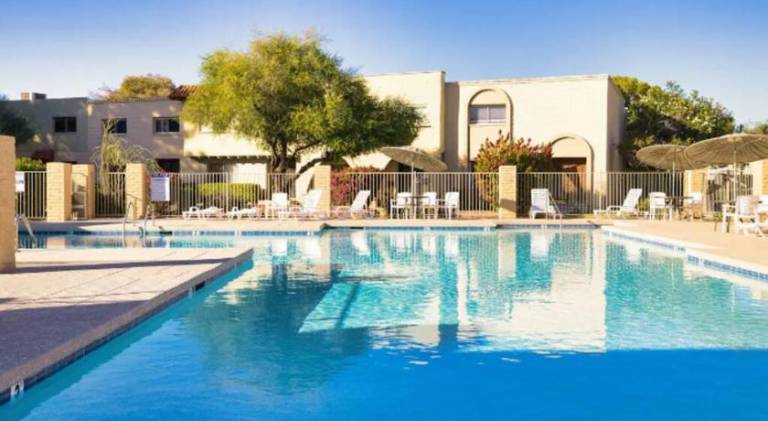 Apartment with pool — photo 3