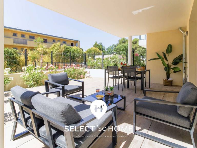 Apartment with pool — photo 2