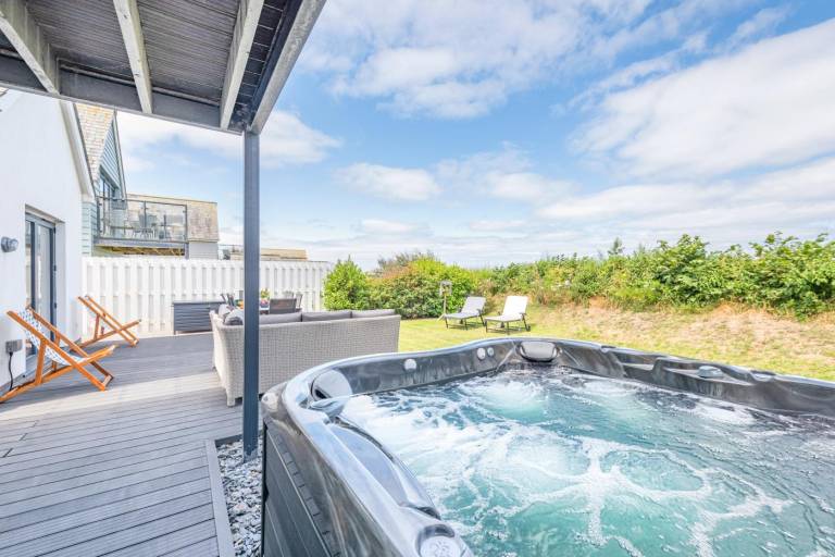 Fully equipped beautiful cottage with yard, jacuzzi & grill | Water view | Pet-friendly — photo 2