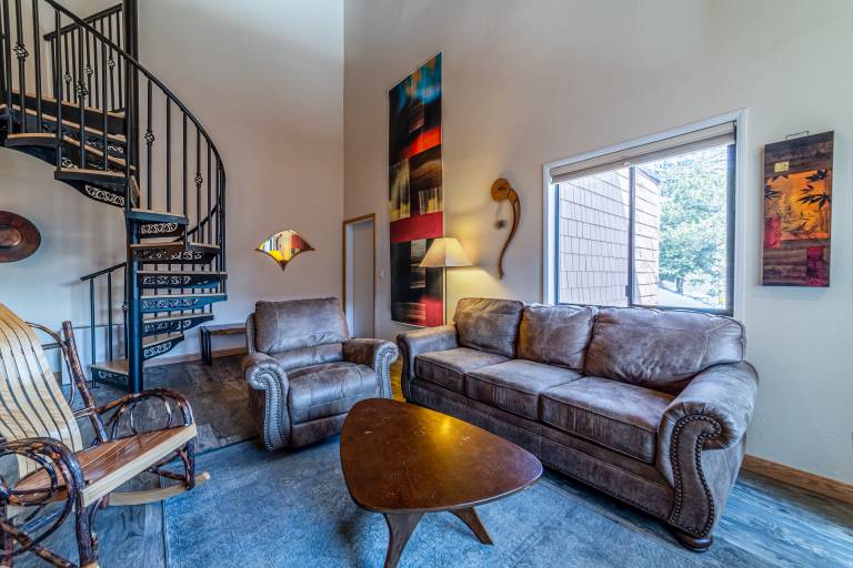 Mammoth Creek Trail Loft Home, WIFI, Complete Remodel! Views — photo 4