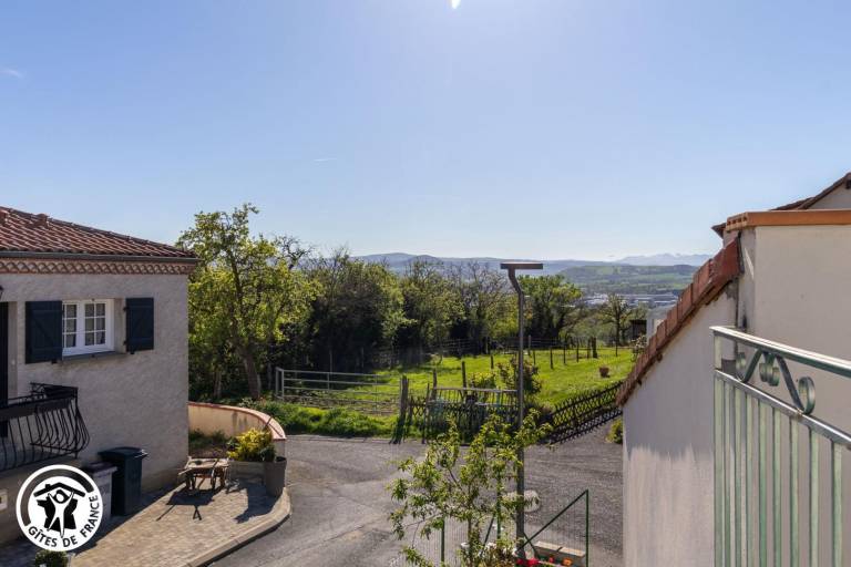 Gite with barbeque, yard & terrace — photo 4