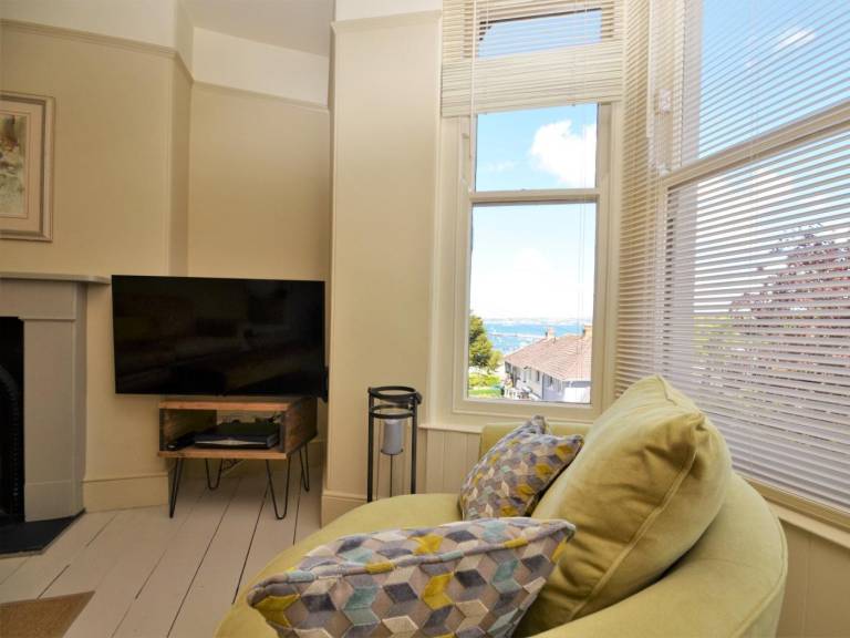 Cottage with garden | Water view — photo 3