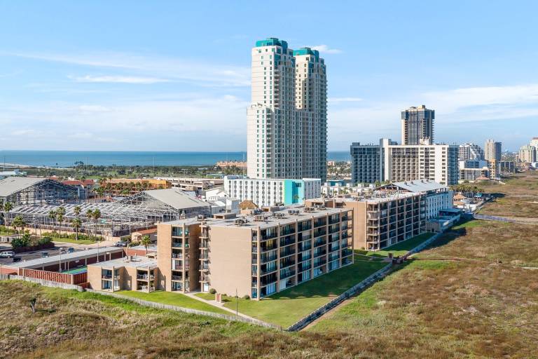 Family-friendly condo with private pool | Beach nearby | Pets are welcome — photo 2