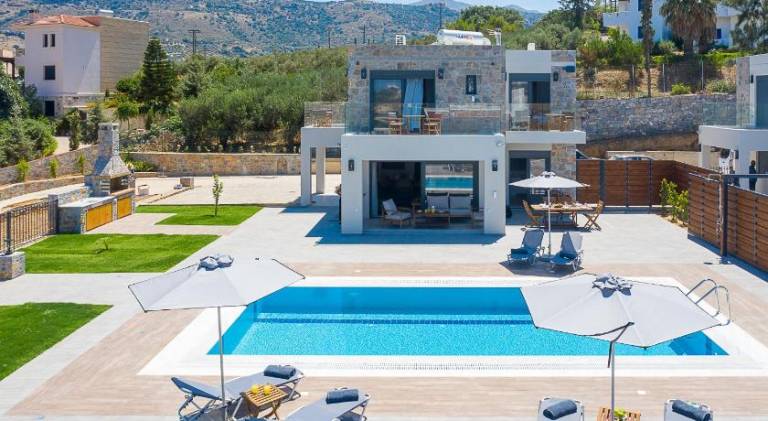 Villa with private pool, patio & yard in Heraklion
