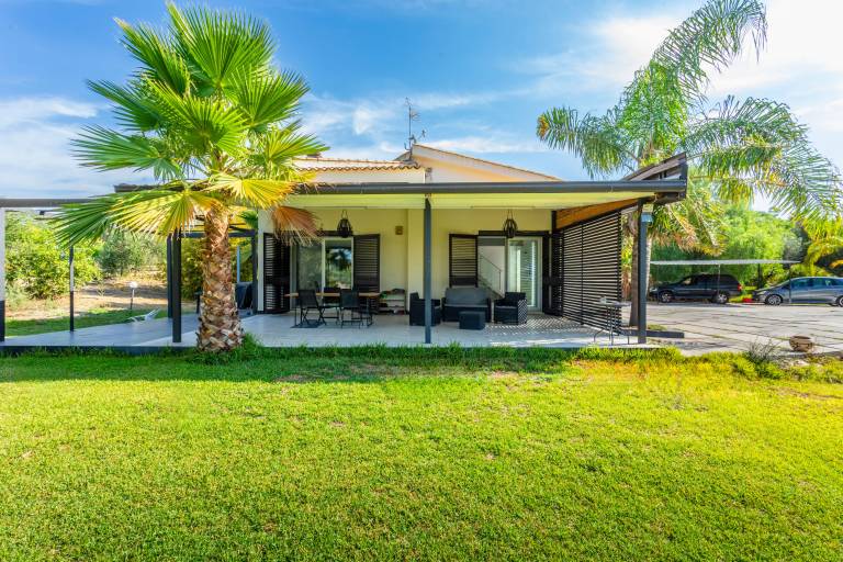 Villa 'Green Garden' with Private Terrace, Wi-Fi and Air Conditioning in Carlentini