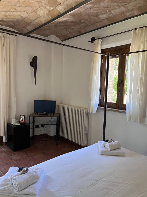 Agriturismo Aia Leccioni: Camera Matrimoniale Girasole — photo 4