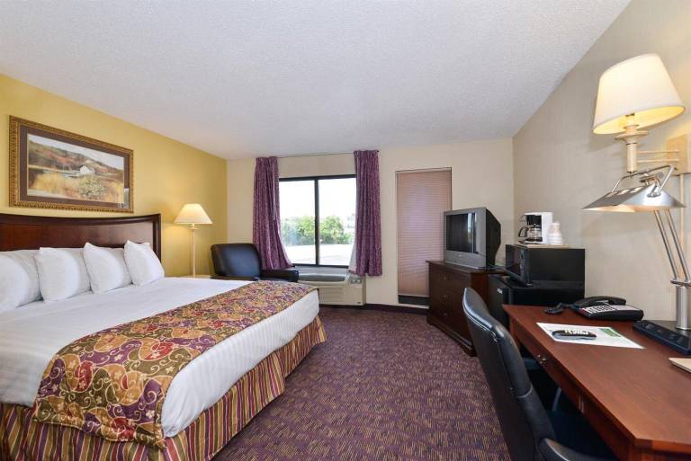 Lamplighter Inn-South — photo 2