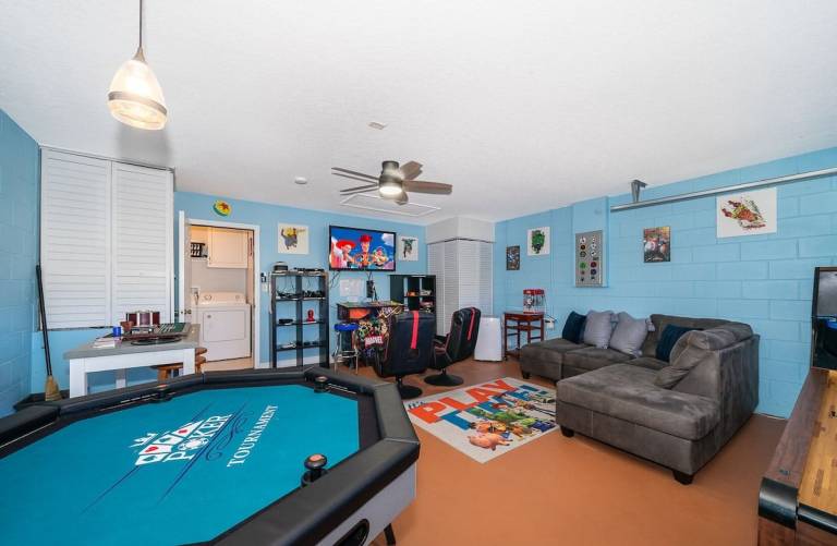 Vacation home with private pool & barbecue | Water view — photo 2