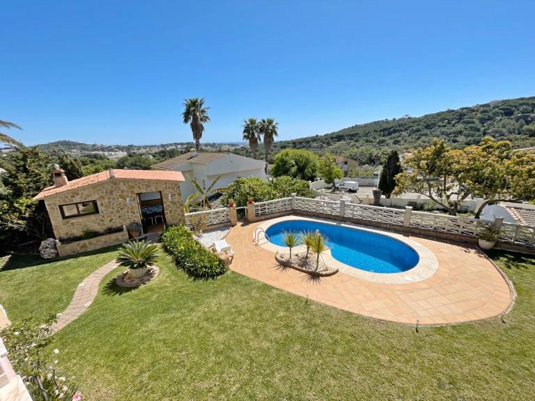 Villa with yard, private pool & barbecue — photo 3