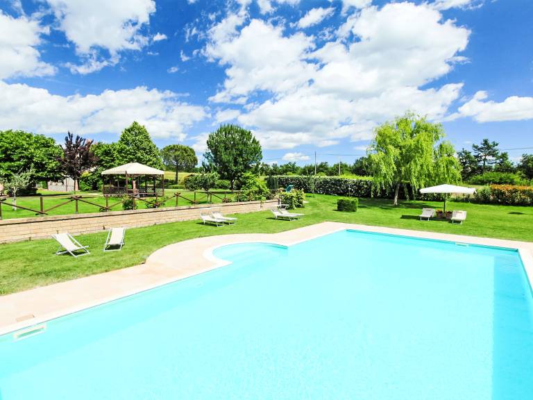 Apartment with pool, BBQ & yard — photo 5