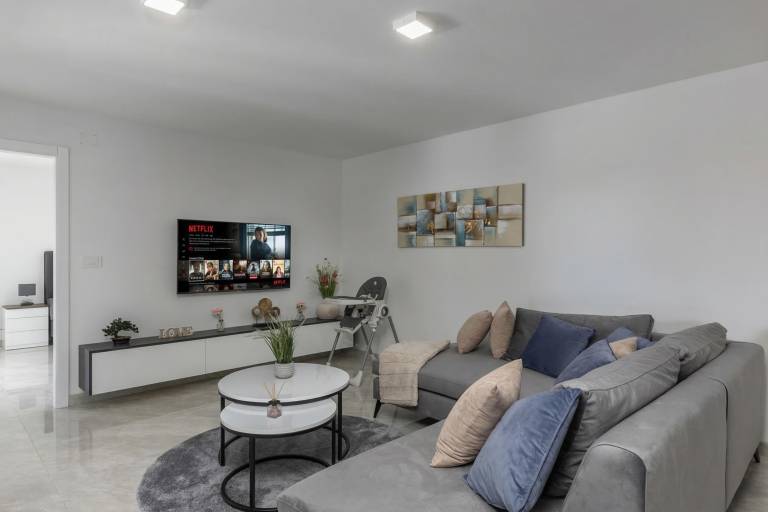 Apartment with pool, yard & barbeque — photo 3