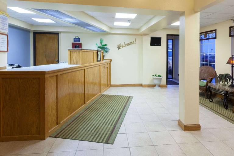 Days Inn by Wyndham Shawnee — photo 4