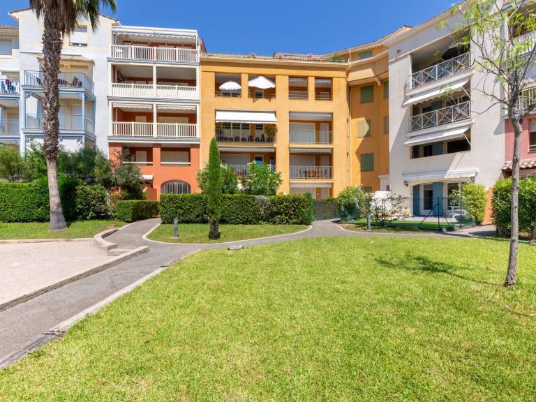 Fully equipped nice rental apartment with patio & yard | Beach nearby | Pet-friendly — photo 5