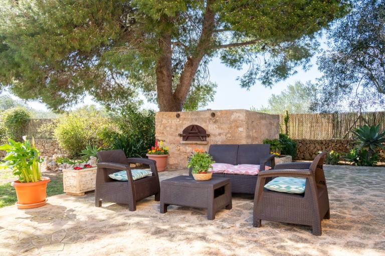 Family-oriented vacation home with pool, patio & barbecue | Garden view | Good for workation | Pets are welcome — photo 4