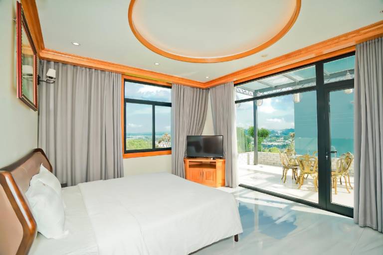 Villa with barbecue, pool & garden | Water view — photo 2