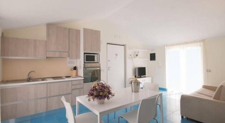 Serviced apartment with pool, garden & patio — photo 3