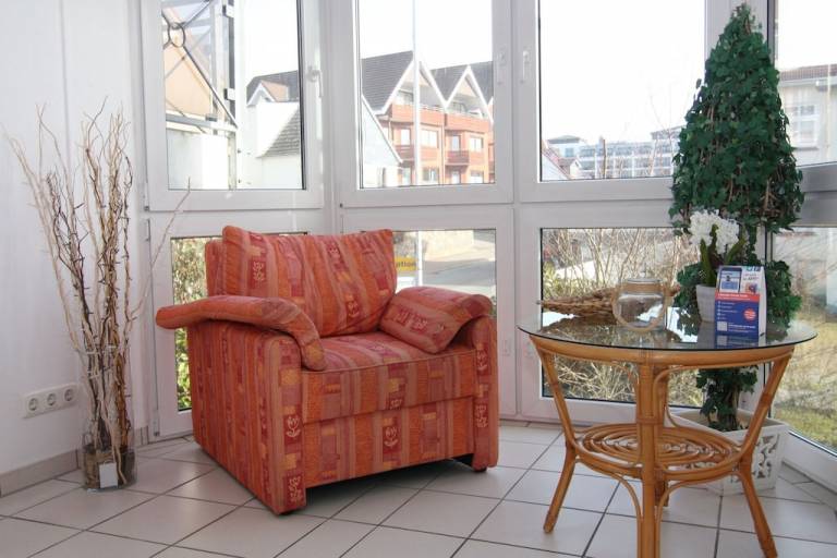 Rental apartment with patio, garden & pool — photo 4